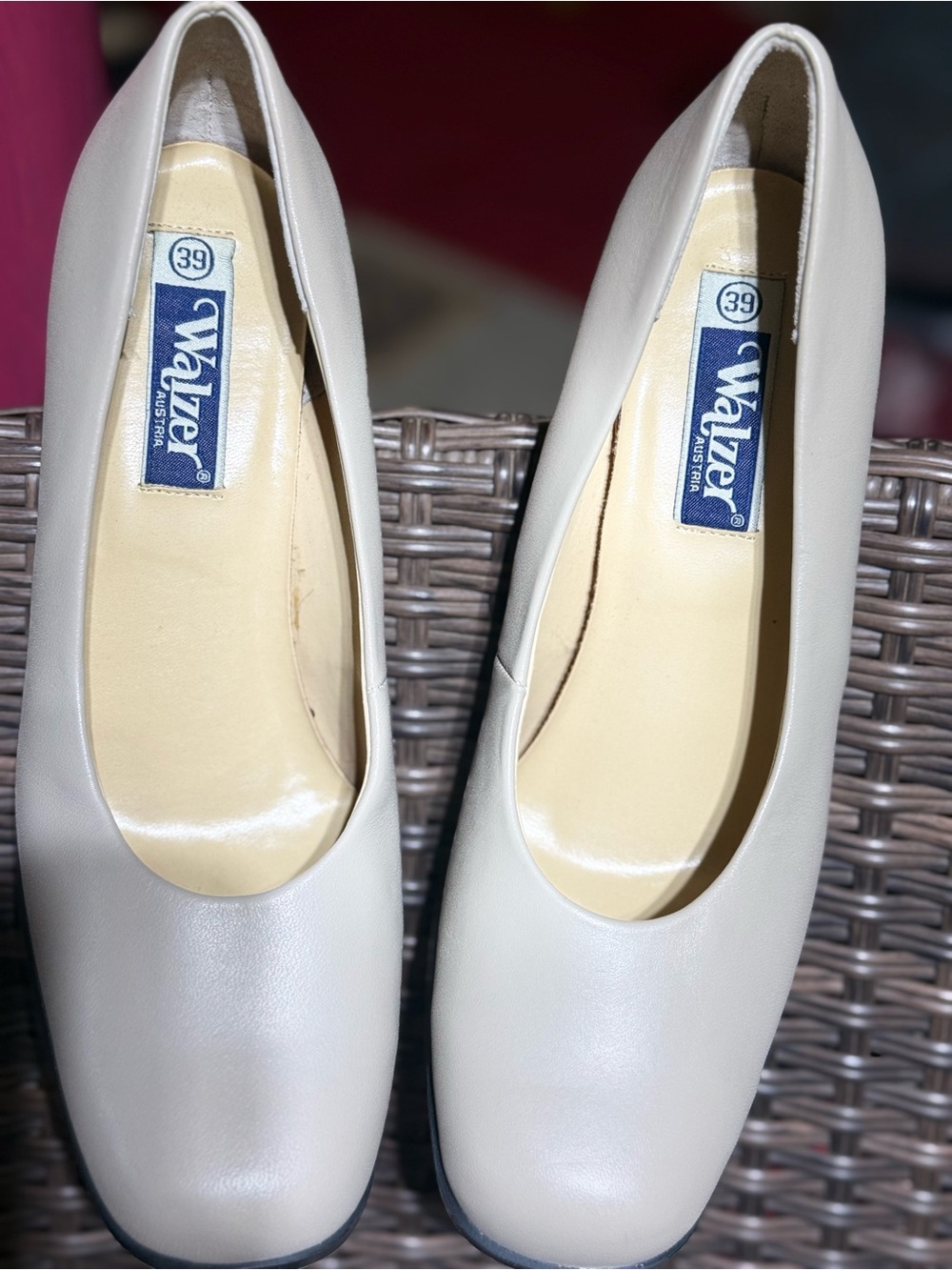NEW VERY RARE Vintage Leather Pumps Made in Austria Women’s Size 39 Grey Classic